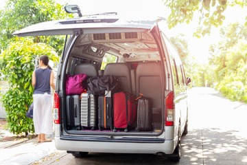 Minivan avec coffre ouvert et des bagages